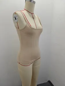 Vue détaillée de côté d'un débardeur beige en soie de lait pour femmes sur un mannequin.