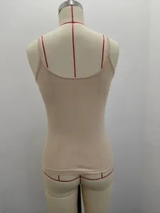 Vue arrière détaillée d'un caraco beige ajusté en tissu de soie de lait pour femmes.