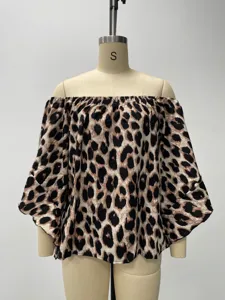 Detailansicht der Damenbluse mit Leopardenmuster und schulterfreiem Design auf einer Schneiderpuppe