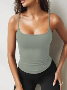 Gros plan sur un débardeur court ajusté en soie de lait vert sauge pour femmes