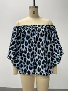 Detailansicht einer blau-schwarzen Leo-Print Off-Shoulder Bluse mit Volantärmeln