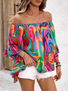 Farbenfrohe Off-Shoulder-Bluse mit Marmormuster, Rüschenärmeln und lockerem Schnitt für Damen.