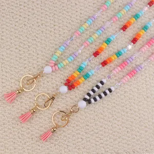Kralen lanyard detailweergave, kleurrijke acryl platte kralen met kwast en sleutelhanger, close-up.
