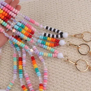 Close-up detail van kleurrijke acryl platte kraal lanyard sleutelhanger met metalen sluiting.
