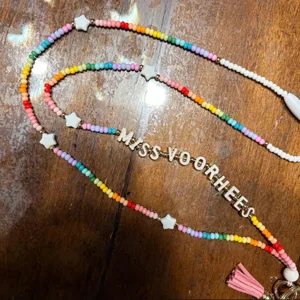 Kleurrijke acryl kraal lanyard met sterbedels en roze kwastje voor sleutels of badge.