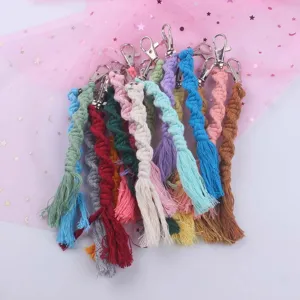 Handgefertigter bunter Baumwollseil Schlüsselanhänger Detail mit silbernem Metallverschluss.