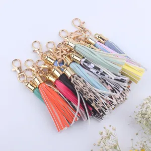 Bunte Leder Quasten Schlüsselanhänger mit goldener Hardware, perfekte Taschen Anhänger Accessoires.