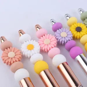 Detailansicht des DIY Silikon Gänseblümchen Perlenkugelschreibers mit bunten Blumen und Metall.