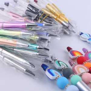 Penna a sfera con perline fai-da-te con perle in silicone colorate e ciondoli creativi.