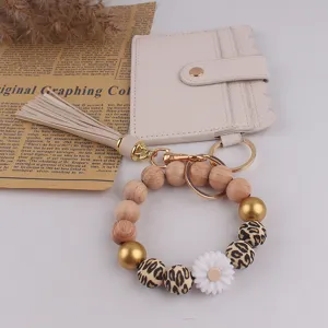 Porte-clés bracelet en perles de silicone avec étui à cartes et pompon vue détaillée