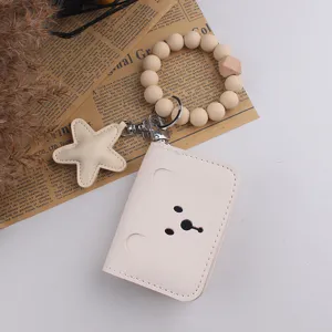 Porta carte in pelle PU beige con braccialetto di perle in silicone, ciondolo a stella e portachiavi.