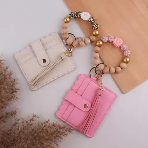 Porte-clés bracelet en perles de silicone avec porte-carte et pompon pour accessoires femme.
