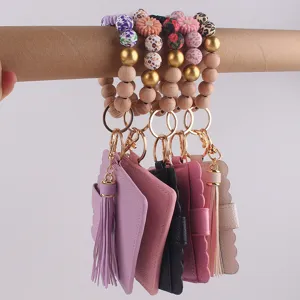 Porte-clés bracelet en perles de silicone avec porte-carte et gland vue détaillée colorée.