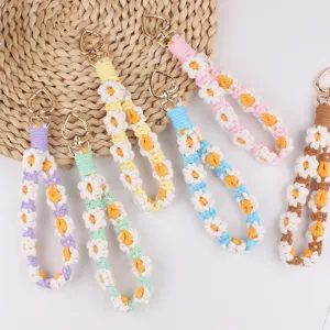 Handcrafted woven daisy keychain strap details, featuring cute floral patterns and heart clasp.