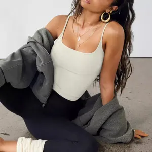 Débardeur court sexy blanc pour femmes, coupe ajustée et style urbain très chic