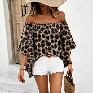 Stilvolle schulterfreie Bluse mit Leopardenmuster und Rüschen für den lässigen Sommerurlaub.