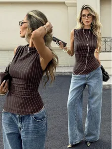 Detalle de estilo urbano de top de rayas sin mangas para mujer con cuello alto y cintura fruncida