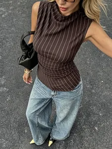 Elegante chaleco sin mangas marrón a rayas para mujer de corte ajustado con cuello alto
