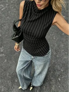 Top de rayas sin mangas con cuello alto y ajuste entallado para un look urbano chic