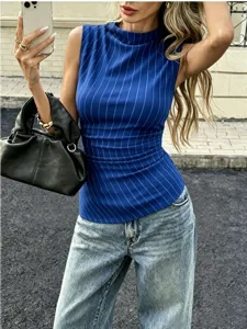 Detalle del top sin mangas a rayas azules con cuello alto para mujer en un entorno exterior.