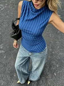 Top sin mangas a rayas azules con cuello perkins, corte ajustado para un look de calle.