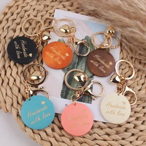Handgemachter Holzschlüsselanhänger Beutelaccessoire mit süßem Herzanhänger und Gravur.