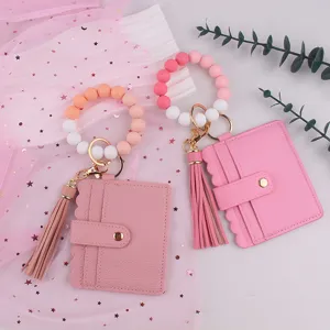 Porte-clés bracelet en perles de silicone avec porte-carte en cuir PU et pompon pour usage quotidien