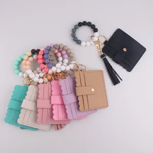 Vue détaillée des porte-cartes porte-clés bracelet en perles de silicone colorées avec glands.