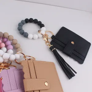 Vue de détail de porte-clés en perles de silicone avec porte-cartes et pendentif gland.