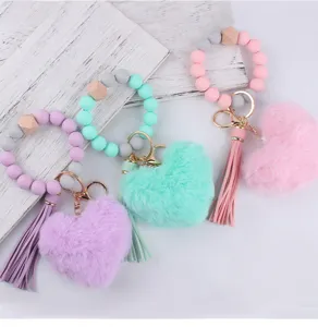Silikon Perlen Armband Schlüsselanhänger mit PU Leder Quaste und flauschigem Herz Plüsch.