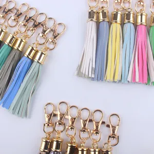 Bunte Leder Quasten Schlüsselanhänger mit goldenen Verschlüssen, schöne Detailansicht.