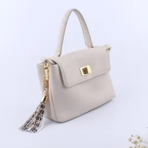 Elegante hellgraue Leder Handtasche mit goldenem Schloss und modernem Leoparden Quastenanhänger.