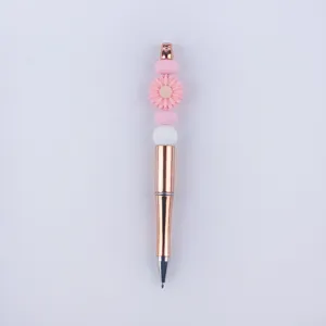 Silikon-Perlenstift Detailansicht mit rosa Gänseblümchen-Anhänger und roségoldenem Metallgehäuse.