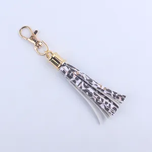 Goldfarbener Metallschlüsselanhänger mit 8cm Lederquaste im Leoparden-Look, stylisch.