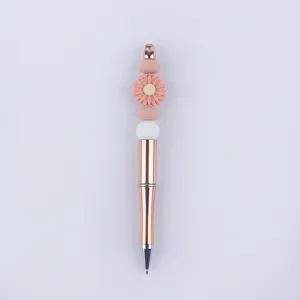 Nahaufnahme Detail des DIY Perlenstifts mit süßem Silikon Gänseblümchen Anhänger und Metall.