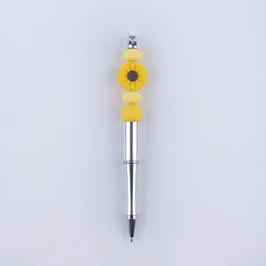 Detailansicht des DIY Perlenstifts, niedliches Sonnenblumen Silikonperlen Design, Metallstift.