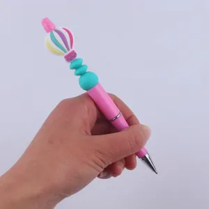 Penna a sfera di perline DIY con perline in silicone mongolfiera, corpo in plastica rosa.