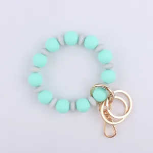Vista detallada del llavero pulsera de cuentas de silicona con cuentas de color menta.