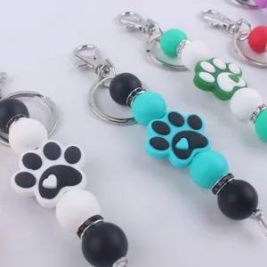 Llavero de cuentas de silicona con bonita huella de perro y cierre de metal para bolsos.