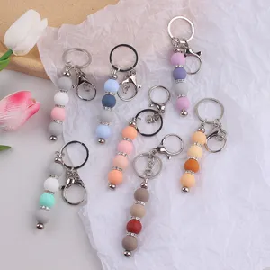 Silikon Perlen Schlüsselanhänger Detailansicht, handgemachte DIY Taschenanhänger bunt.