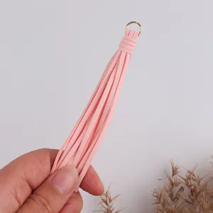 Nahaufnahme der rosafarbenen koreanischen Samtquaste mit goldenem Metallring für Accessoires.