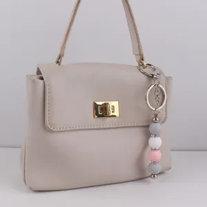 Handgefertigter Silikon Perlen Taschenanhänger und Schlüsselanhänger mit stilvollen Pastellfarben.