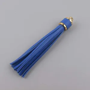 Dettaglio nappa in ecopelle PU blu, cappuccio in metallo dorato, accessorio per gioielli fai da te.