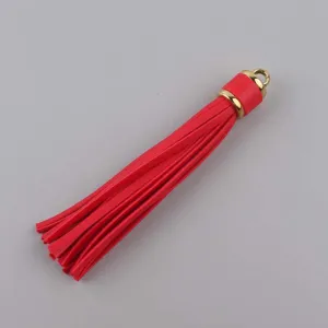 Dettaglio nappa in ecopelle PU rossa con tappo metallico dorato e anello di sospensione.