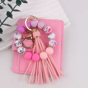 Detailansicht der Silikonperlen Armband Schlüsselanhänger kombiniert mit rosa Kartenbörse.
