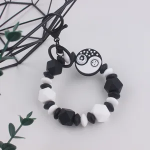 Zwart witte siliconen kralen polsband sleutelhanger met yin yang maan ster hanger voor tas telefoon.