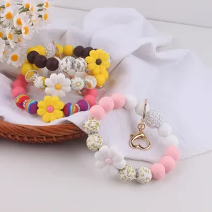 Silicone beaded keychains feature cute daisy flowers and leopard print beads, perfect for daily wear.