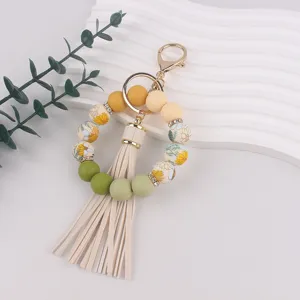 Pulsera llavero de cuentas de silicona, vista detallada con motivos florales y borla de cuero.