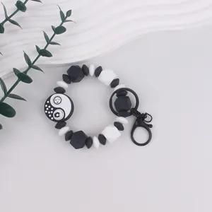 Zwart-witte siliconen kraal sleutelhanger armband met zon maan yin yang hanger stijl.
