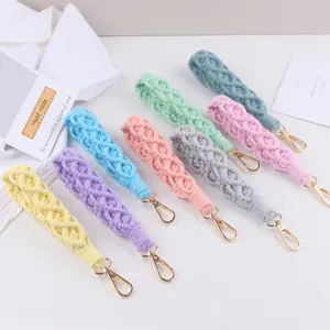Detalle de llavero correa de muñeca de macramé hecho a mano, cordón de algodón tejido colorido.